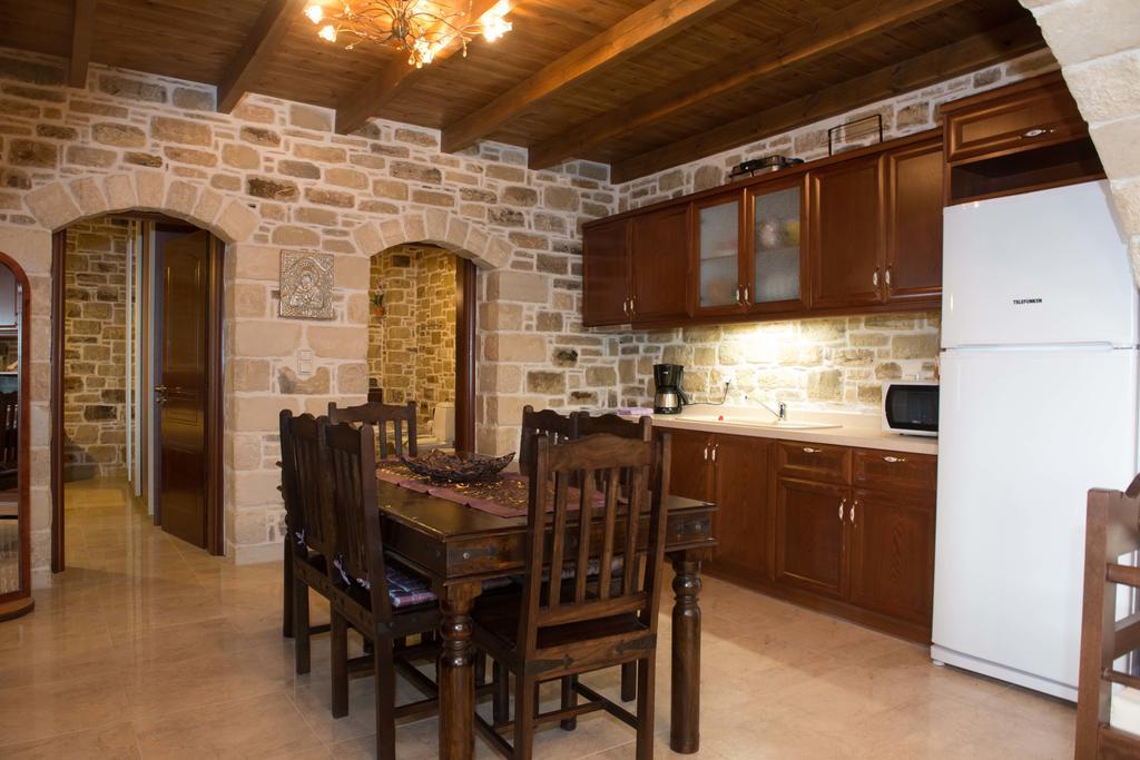Villas Alexandros Petrino Kalamaki  Rom bilde
